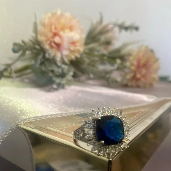 Gorgeous Blue Cubic Zirconia  Simulated Blue Sapphire Ring Women  in Sil… - Picture 3 of 8